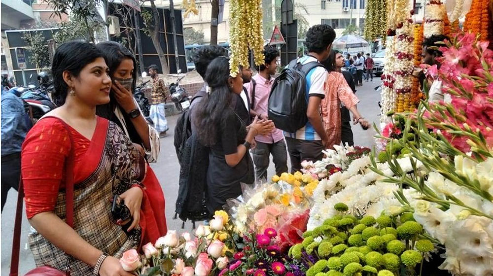 এক গোলাপ ১৬০ টাকা, বিপাকে প্রেমিক-প্রেমিকা 