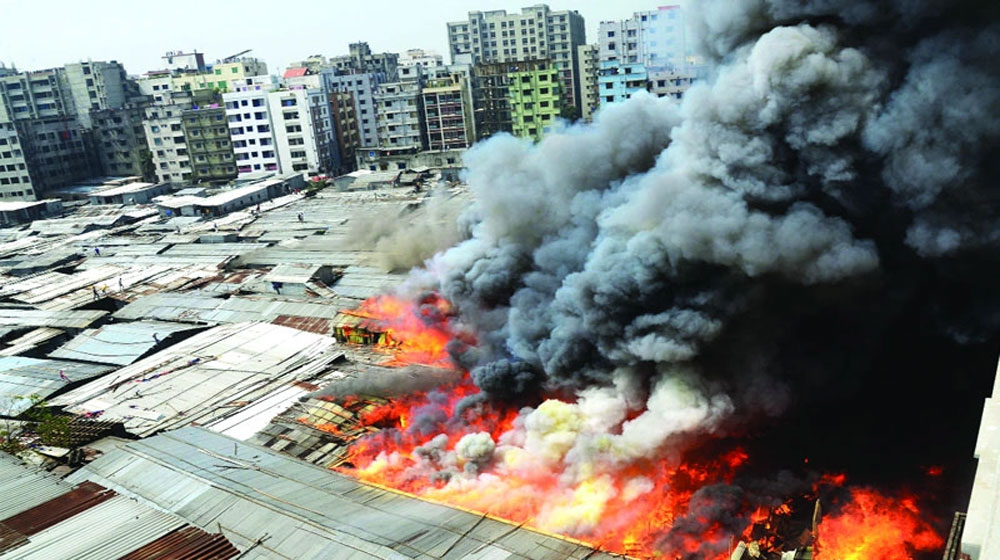 ঝিলপাড় বস্তিতে আগুন