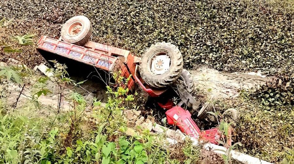 ট্রাক্টর উল্টে খাদে পড়ে চালকসহ দুজন নিহত