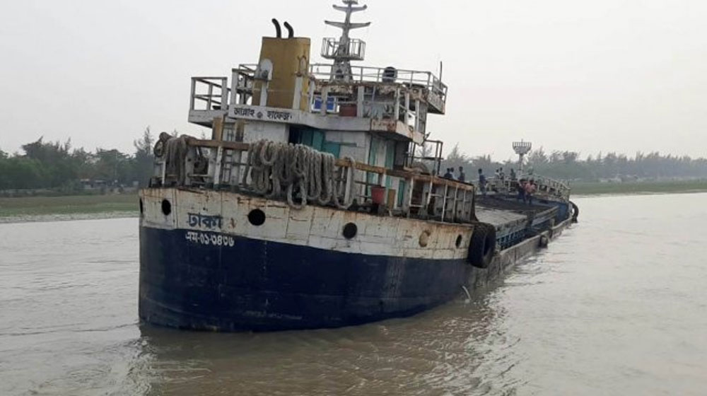 পশুর নদে ধীরে ধীরে ডুবতে থাকে কার্গো জাহাজটি