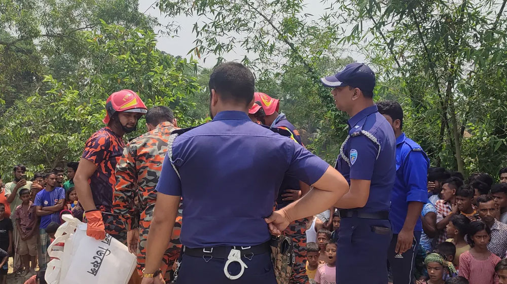 পুলিশ ও ফায়ার সার্ভিসের কর্মীরা এসে মরদেহ তিনটি উদ্ধার করেছে