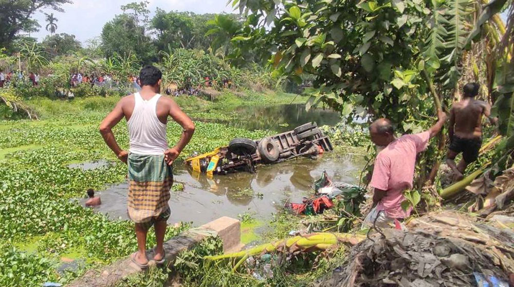 চলছে উদ্ধারকাজ