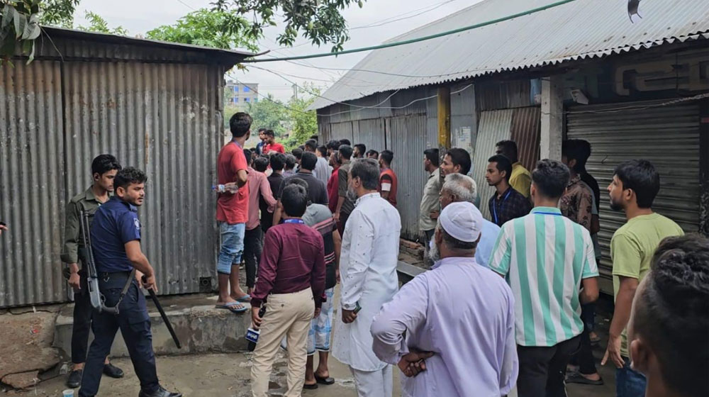 ভোটকেন্দ্রে পুলিশকে মারধর, সাংবাদিকের ওপর হামলা