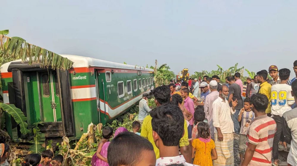 লাইন থেকে বিচ্ছিন্ন হয়ে পাশে চলে যায় ট্রেনের বগি