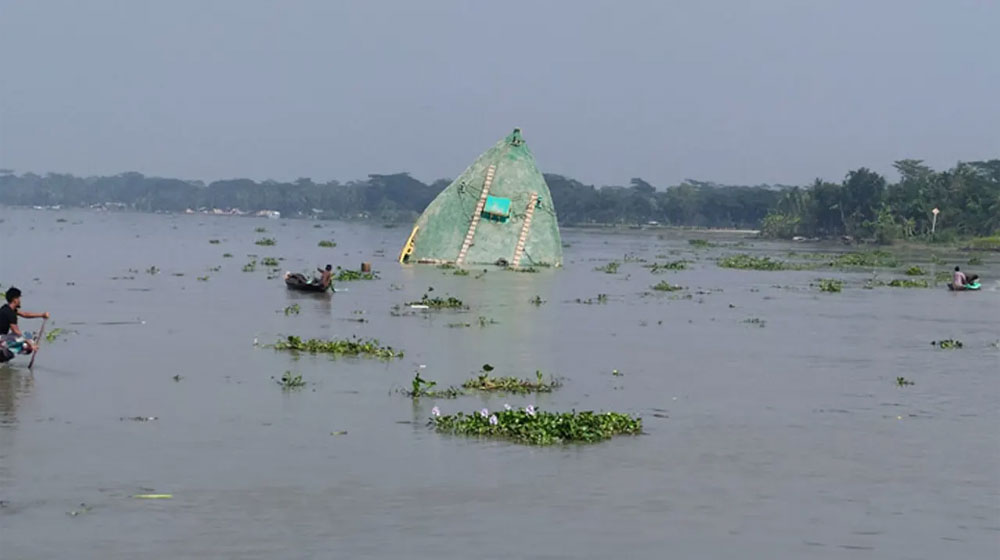 ধলেশ্বরীতে লঞ্চের ধাক্কায় বাল্কহেড ডুবি