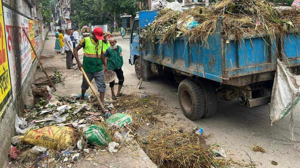 কোরবারির বর্জ্য অপসারণে কাজ করছেন পরিচ্ছন্নতাকর্মীরা