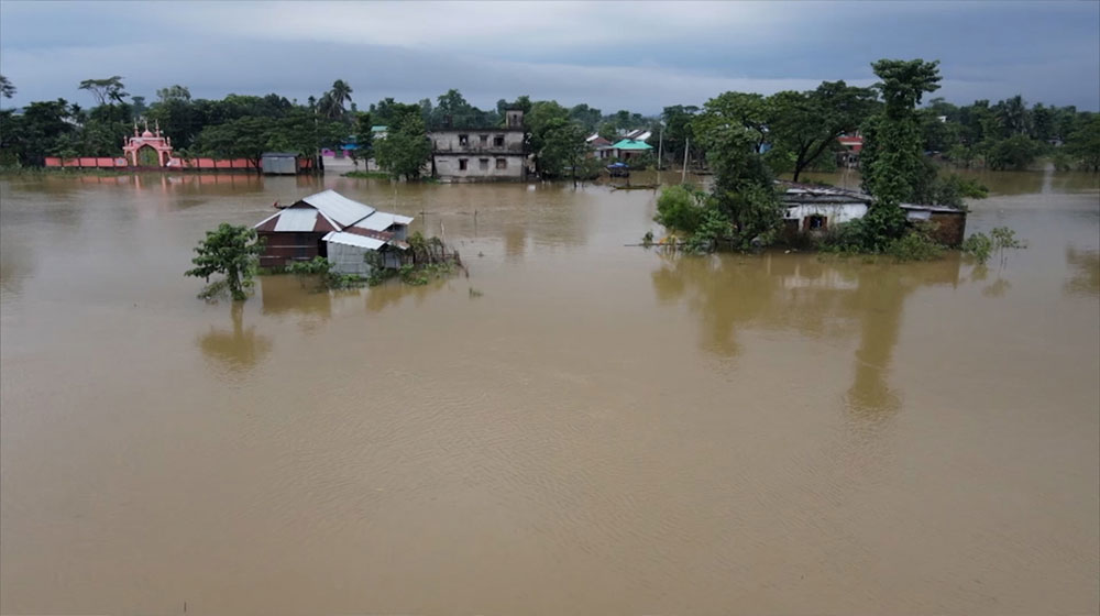 জলে ভাসছে সিলেট, ম্লান ঈদ আনন্দ