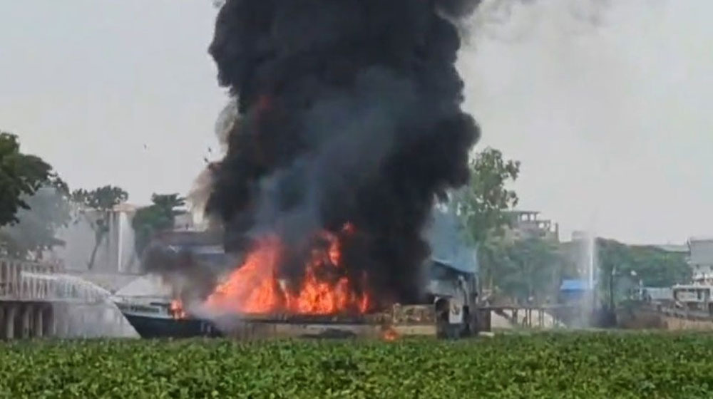 বুড়িগঙ্গায় ট্রলারে আগুন