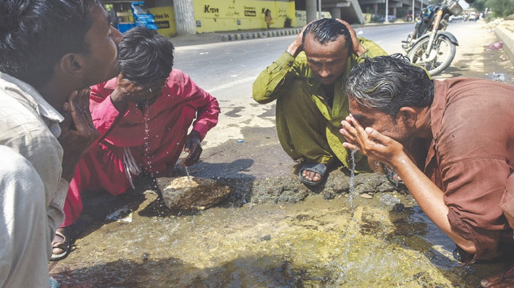 তীব্র গরমে পাকিস্তানে হাঁসফাঁস করছে মানুষ