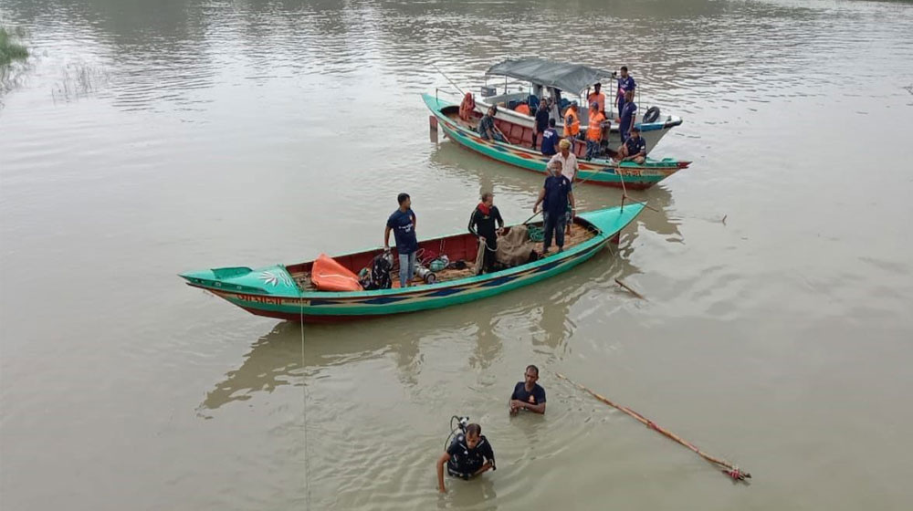 সুরমা নদীতে নৌকাডুবি, মা-মেয়েসহ নিখোঁজ ৩ যাত্রী