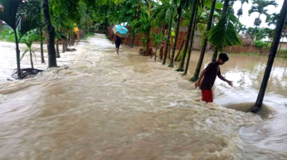 টানা বৃষ্টিপাতের কারণে পাহাড়ি ঢল নেমে সাজেকের সড়ক বন্ধ