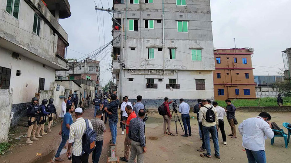 রূপগঞ্জের বরপা এলাকায় জঙ্গি আস্তানা সন্দেহে একটি বাড়িতে অভিযান চালাচ্ছে অ্যান্টি টেরোরিজম ইউনিট (এটিইউ) এর সদস্যরা