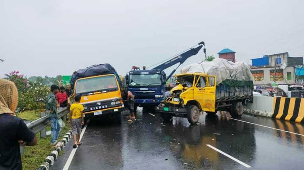 এক্সপ্রেসওয়েতে ৩ ট্রাকের সংঘর্ষ, যান চলাচল বন্ধ