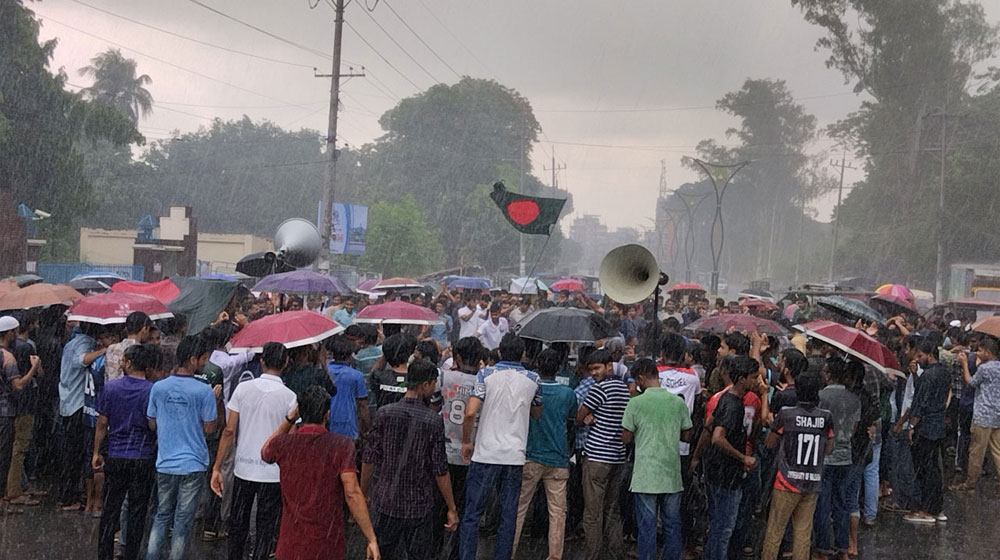 কোটা সংস্কার আন্দোলনে জড়ো হয়েছেন রাজশাহী বিশ্ববিদ্যালয়ের শিক্ষার্থীরা