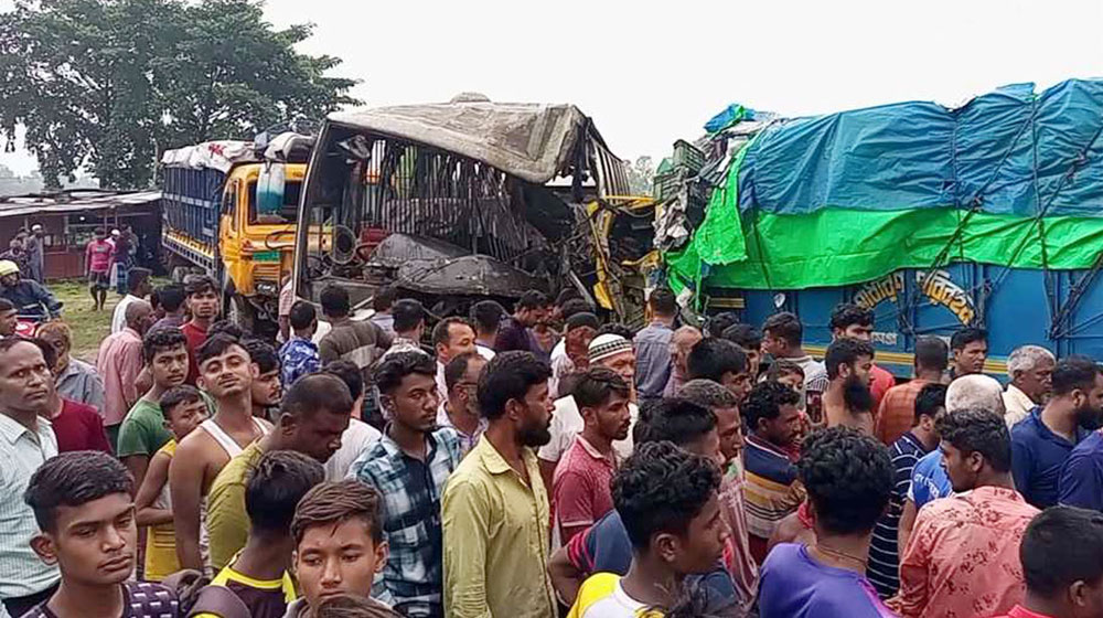 দিনাজপুরে বাস-ট্রাকের মুখোমুখি সংঘর্ষ