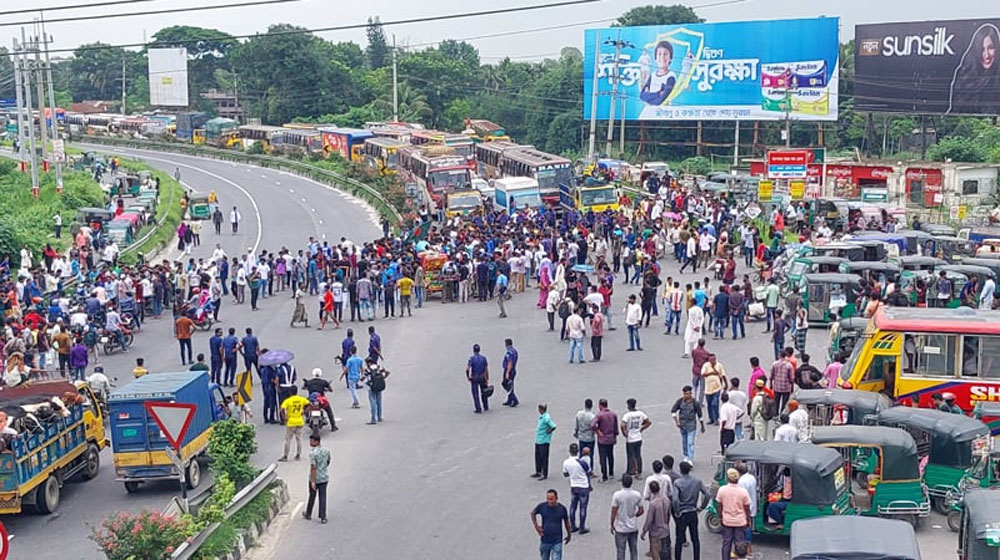 কোটা বাতিল দাবিতে ঢাকা-টাঙ্গাইল মহাসড়কে শিক্ষার্থীদের অবরোধ