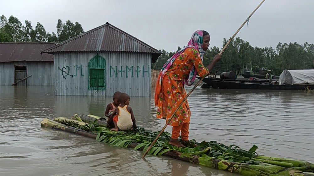 পাহাড়ি ঢল ও বন্যায় ক্ষতিগ্রস্ত হয়েছে মানুষ