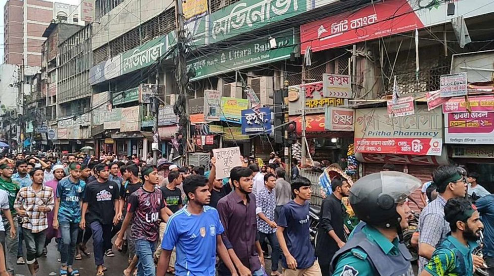 গেট ভেঙে রাজপথে বের হয়েছেন জগন্নাথ বিশ্ববিদ্যালয়ের শিক্ষার্থীরা 