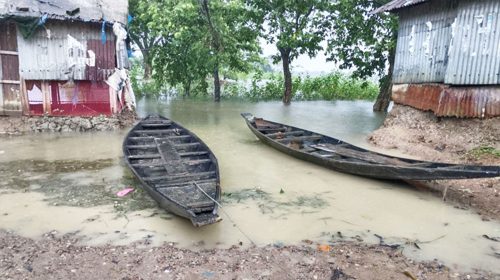 ফের মধ্যনগরে বাড়ছে বন্যার পানি