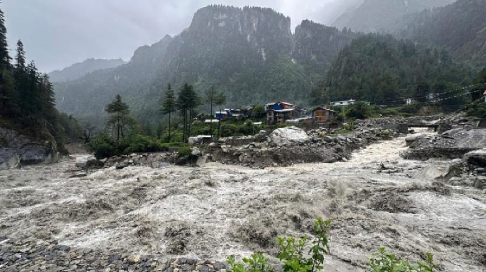 প্রবল বৃষ্টিতে বিভিন্ন জায়গায় ভূমিধস হয়েছে নেপালে