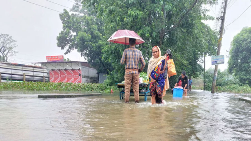 পাহাড়ি ঢলের পানিতে প্লাবিত হয়েছে সুনামগঞ্জ-তাহিরপুর সড়কের চিকসা এলাকা