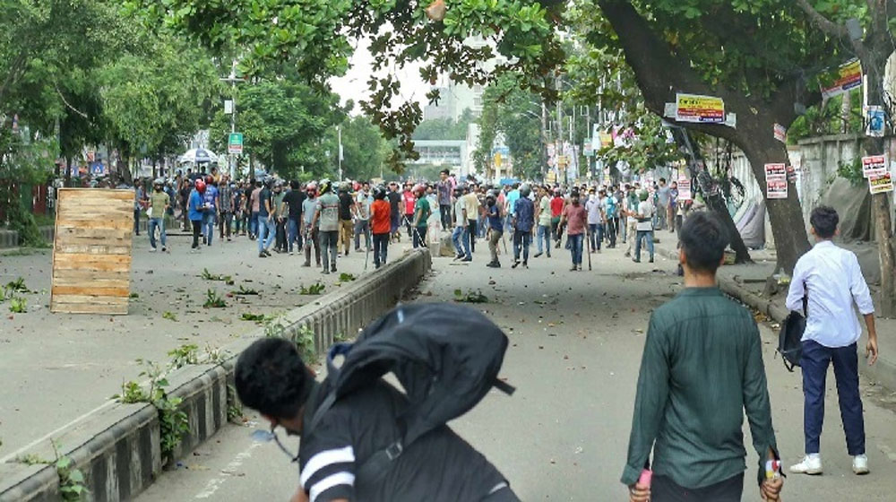 সায়েন্সল্যাবে চলছে ছাত্রলীগ-শিক্ষার্থী ধাওয়া-পাল্টা ধাওয়া