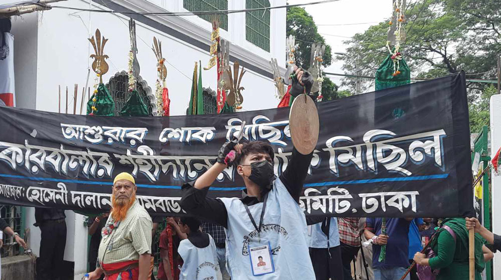 ‘হায় হোসেন, হায় হোসেন’ মাতম তুলে শিয়া মুসলিমরা