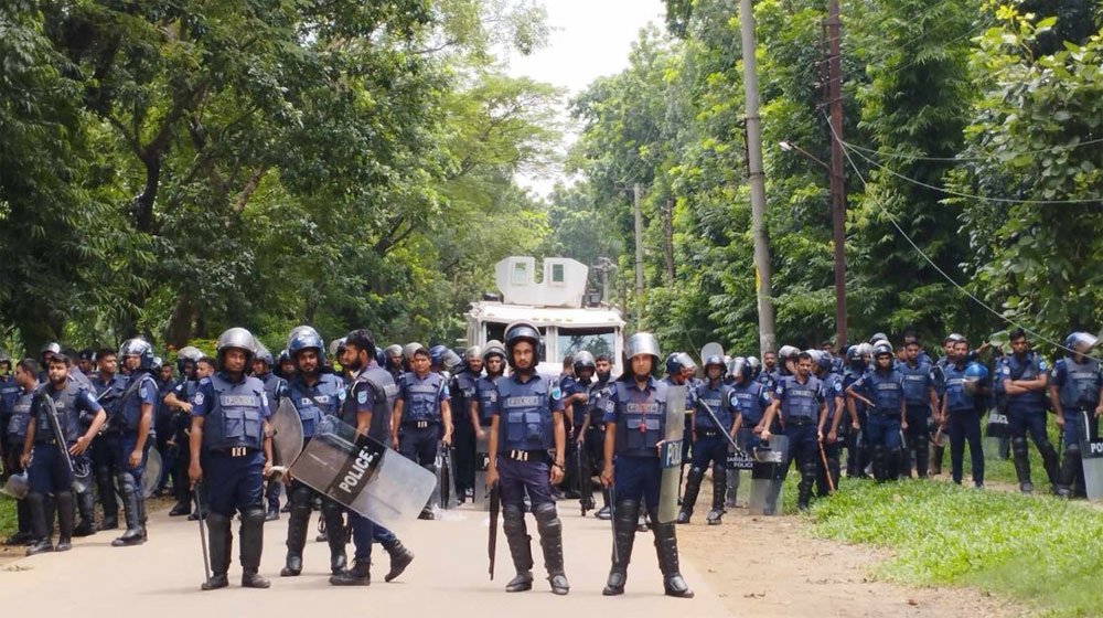 জাবিতে অবরুদ্ধ উপাচার্য, মুখোমুখি শিক্ষার্থী-পুলিশ