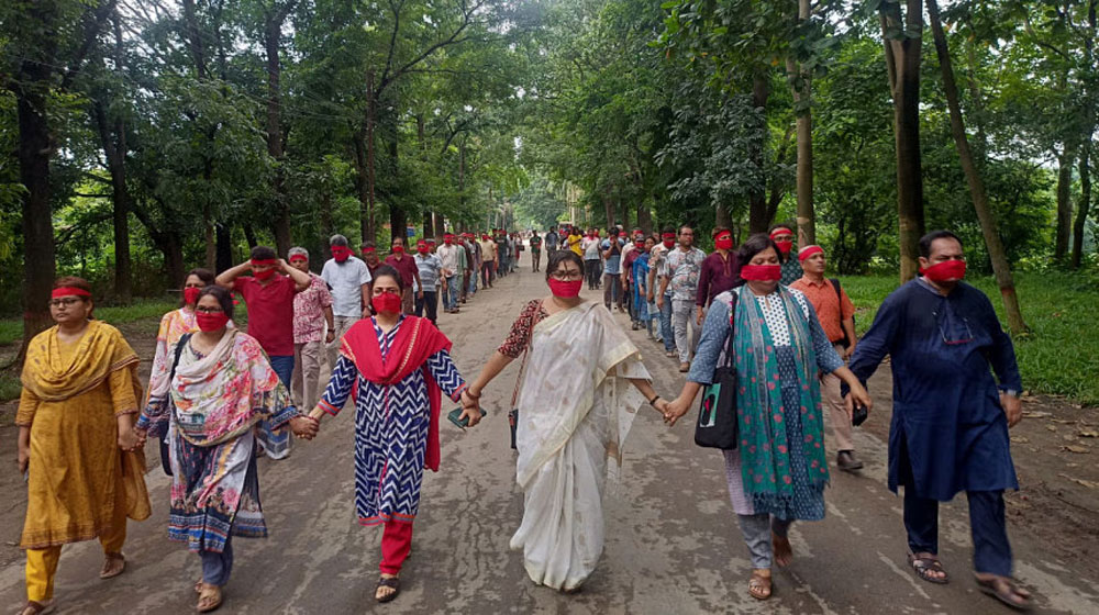 মুখে লাল কাপড় বেঁধে মৌন মিছিল