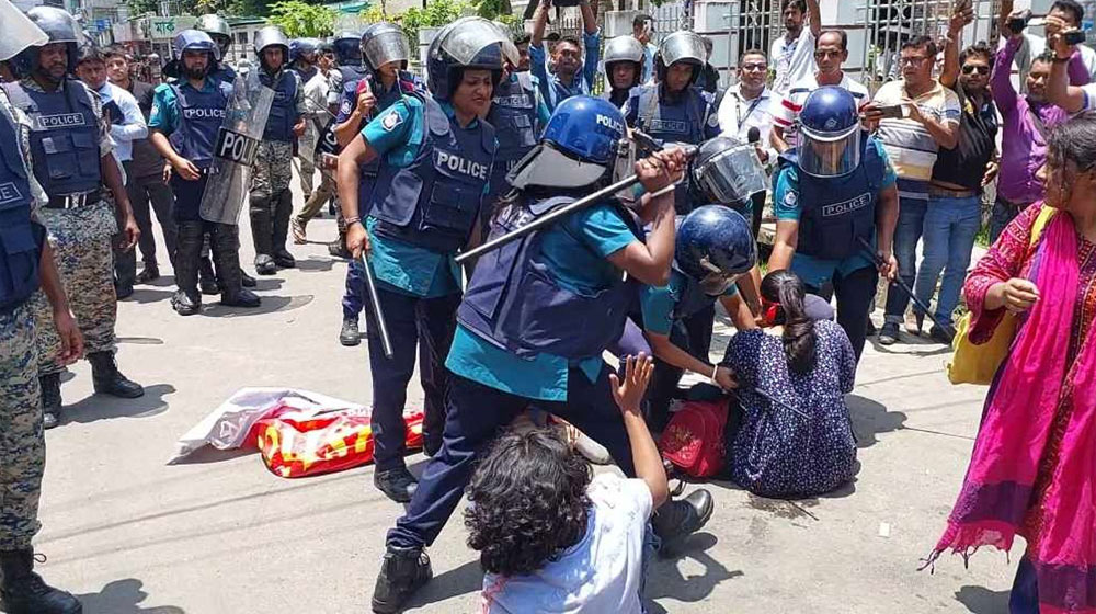 দফায় দফায় শিক্ষার্থীদের ওপর লাঠিচার্জ