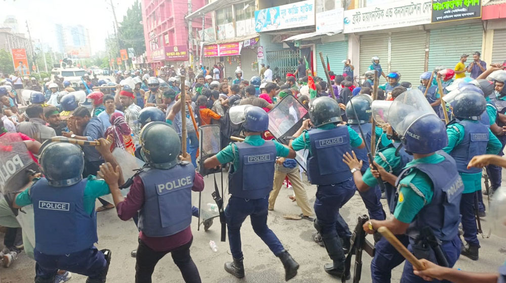 খুলনায় শিক্ষার্থীদের সঙ্গে পুলিশের সংঘর্ষ