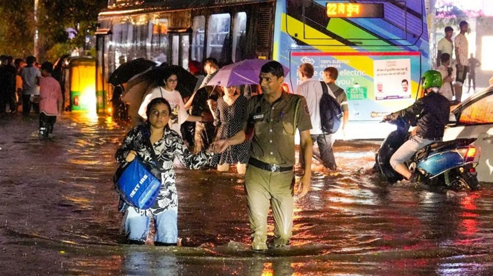 বৃষ্টিতে ভারতে ৩২ জনের মৃত্যু, দিল্লিতে রেড এলার্ট জারি