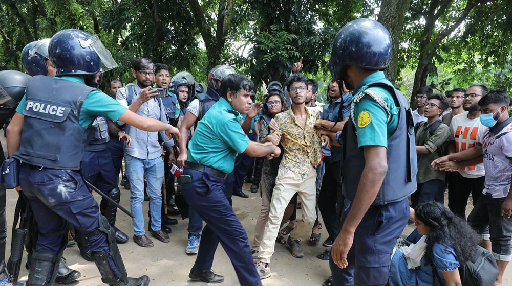 সিলেটে ছাত্র-জনতার মিছিলে পুলিশি বাধা, টিয়ারশেল নিক্ষেপ