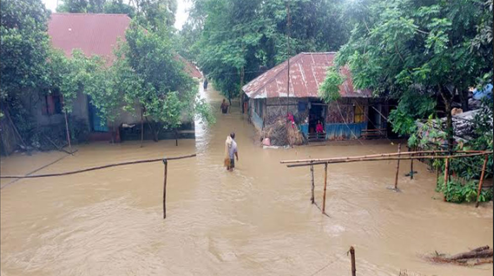 ফেনীতে বন্যায় শতাধিক গ্রাম প্লাবিত, মানুষের দুর্ভোগ