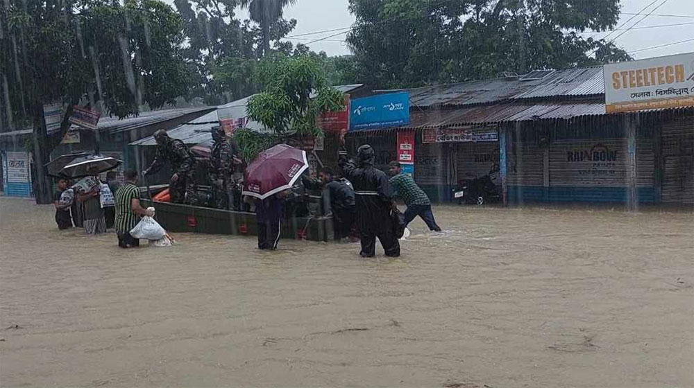 ভয়ানকভাবে পানি বাড়ছে, প্লাবনে বন্দি দেড় লক্ষাধিক মানুষ