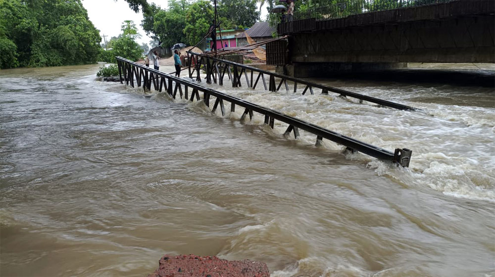 সেতু ভেঙে আখাউড়া-আগরতলা সড়ক যোগাযোগ বন্ধ