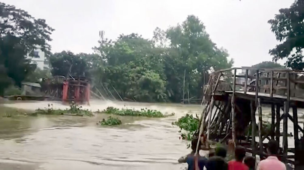 তীব্র স্রোতে কুমিল্লার তিতাসে গোমতী নদীর ওপর নির্মিত বেইলি সেতুটি ভেঙে গেছে