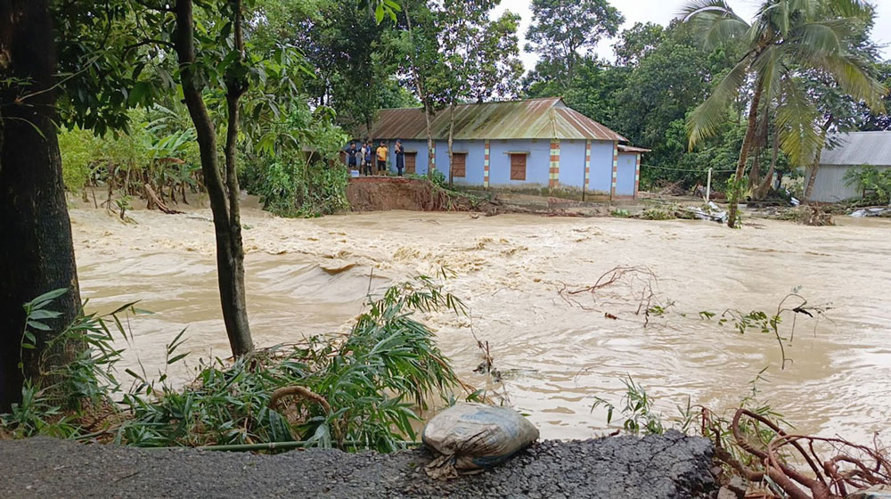 আখাউড়ায় বাঁধ ভেঙে ১৫ গ্রাম প্লাবিত