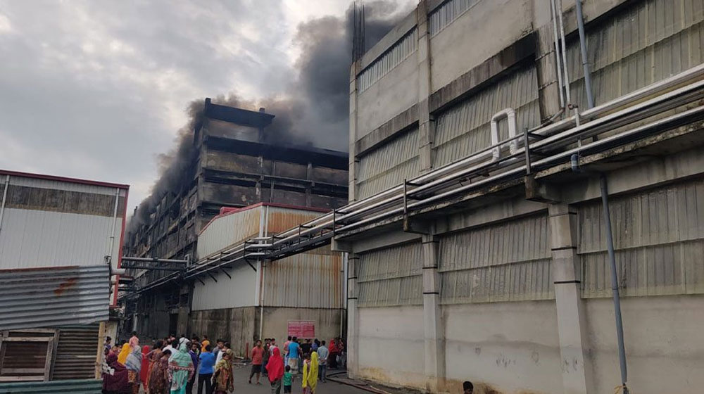 ৩২ ঘণ্টা পর নিভেছে আগুন, ভবন ধসের শঙ্কা