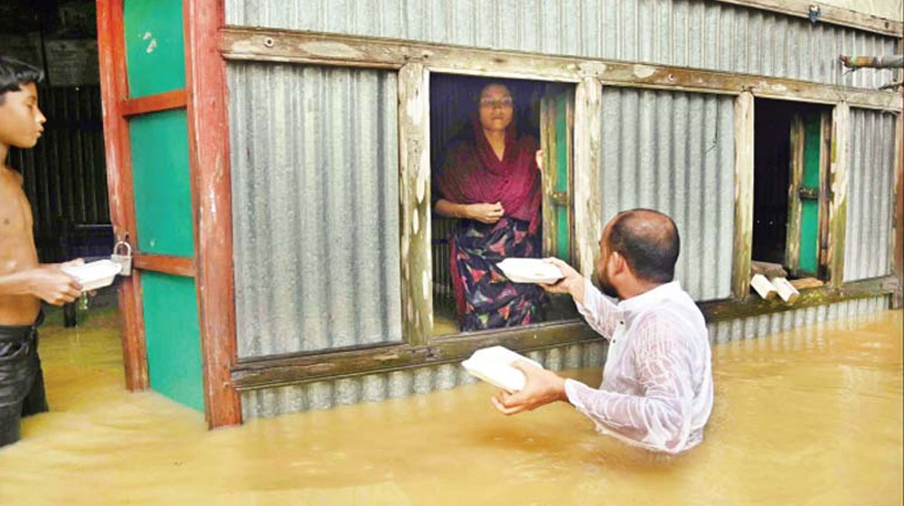 কখন আসবে ত্রাণের নৌকা, অপেক্ষায় পানিবন্দি মানুষ