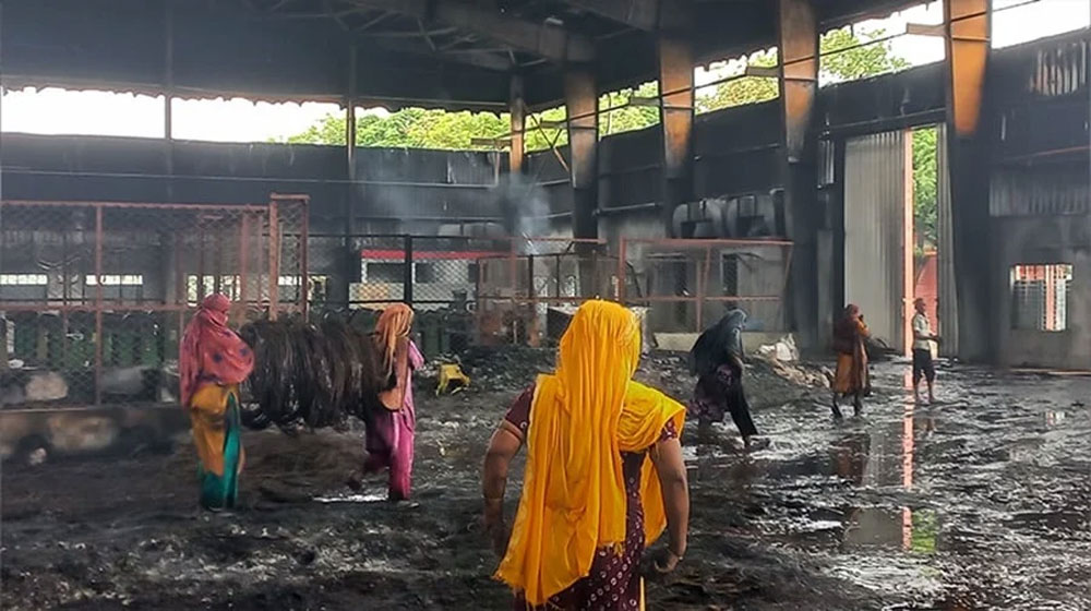 ধ্বংসস্তূপ গাজী টায়ার কারখানা, মরদেহের অপেক্ষায় স্বজনরা