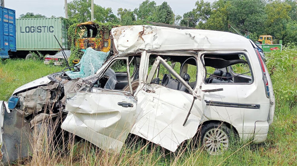 কুমিল্লার চৌদ্দগ্রামে বাসের ধাক্কায় মাইক্রোবাসে থাকা চার যাত্রী নিহত হয়েছেন