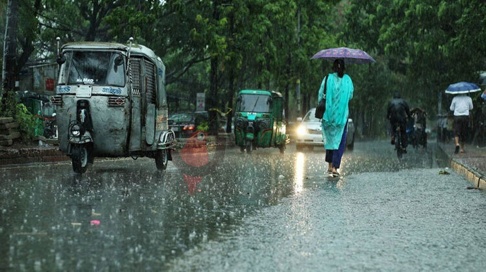 ভারী বৃষ্টির পূর্বাভাস, গরম কমলেও বন্যার শঙ্কা