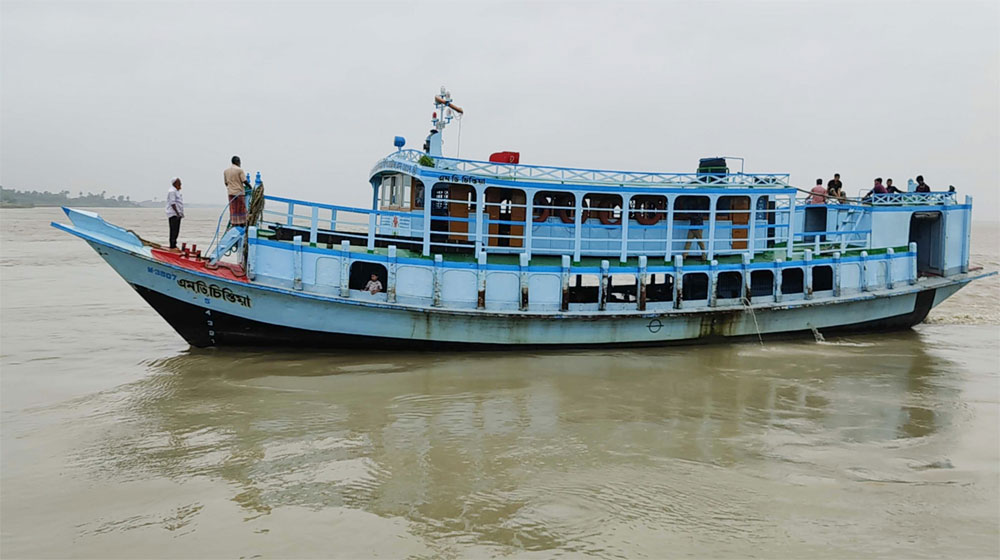 আবহাওয়া স্বাভাবিক হওয়ায় দৌলতদিয়া-পাটুরিয়া নৌরুটে আবারও লঞ্চ চলাচল স্বাভাবিক হয়েছে