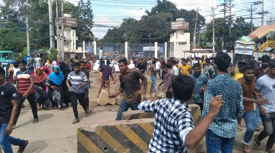 আশুলিয়ায় পোশাক কারখানায় শ্রমিকদের সংঘর্ষে নিহত ১