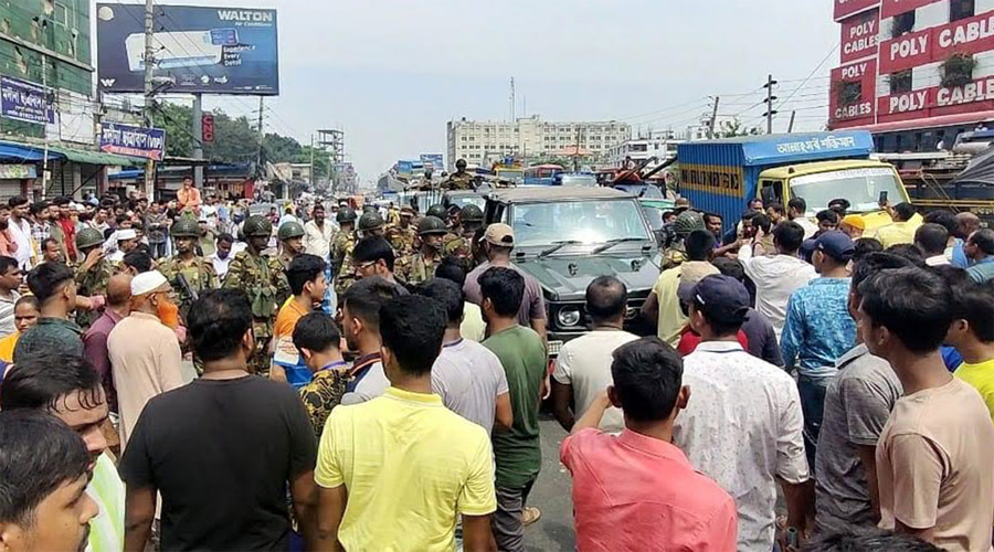 বেতন বৃদ্ধির দাবিতে উত্তাল আশুলিয়া, ৫১ কারখানা বন্ধ