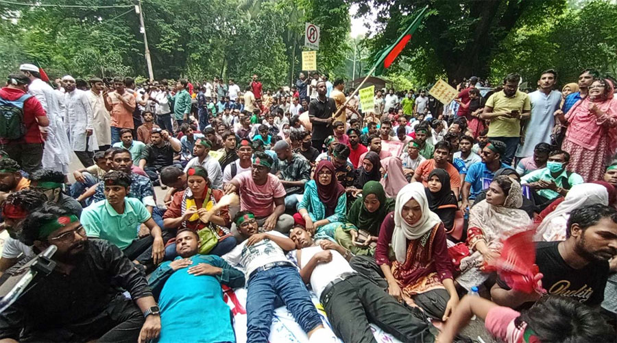 প্রধান উপদেষ্টার বাসভবনের সামনে অবস্থান নিয়েছেন চাকরিপ্রত্যাশীরা