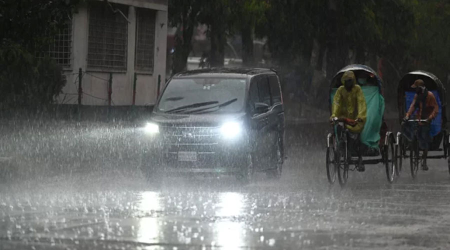 সকালবেলায় রাজধানীতে ঝুম বৃষ্টি