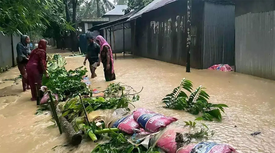 কয়েক স্থানে নদীর বাঁধ ভেঙে লোকালয়ে ঢুকেছে পানি