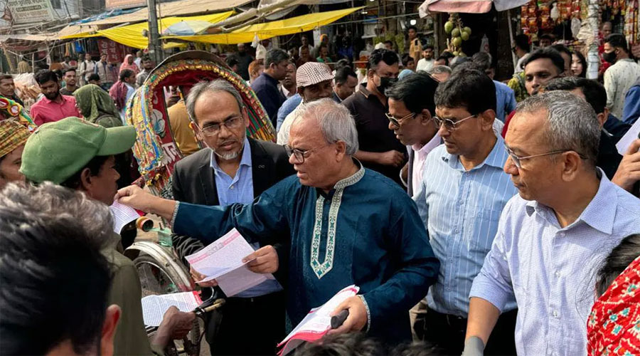 ডেঙ্গু প্রতিরোধে গণসচেতনতামূলক লিফলেট বিতরণ করছেন রুহুল কবির রিজভী